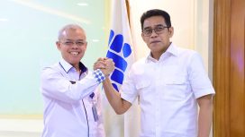 Bupati Parigi Moutong H. Erwin Burase bersalam komando dengan pejabat Kementerian Ketenagakerjaan RI sebagai simbol sinergi dan komitmen bersama. Foto: Dok. Pemda Parigi Moutong 