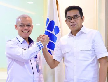 Bupati Parigi Moutong H. Erwin Burase bersalam komando dengan pejabat Kementerian Ketenagakerjaan RI sebagai simbol sinergi dan komitmen bersama. Foto: Dok. Pemda Parigi Moutong 