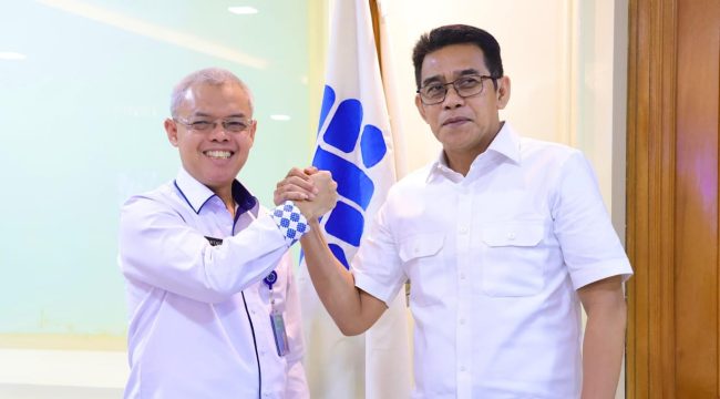 Bupati Parigi Moutong H. Erwin Burase bersalam komando dengan pejabat Kementerian Ketenagakerjaan RI sebagai simbol sinergi dan komitmen bersama. Foto: Dok. Pemda Parigi Moutong 