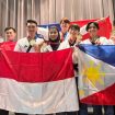Bripda Johansen Angtolis bersama rekan-rekan atlet dari berbagai negara menunjukkan medali emas yang diraihnya di ajang World Police & Fire Games (WPFG) 2025 di Birmingham, Amerika Serikat. Foto: Istimewa 