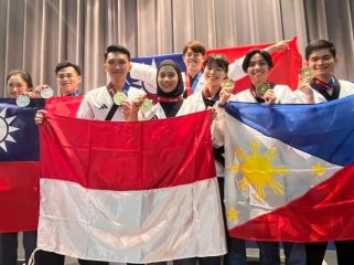 Bripda Johansen Angtolis bersama rekan-rekan atlet dari berbagai negara menunjukkan medali emas yang diraihnya di ajang World Police & Fire Games (WPFG) 2025 di Birmingham, Amerika Serikat. Foto: Istimewa 