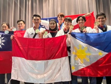 Bripda Johansen Angtolis bersama rekan-rekan atlet dari berbagai negara menunjukkan medali emas yang diraihnya di ajang World Police & Fire Games (WPFG) 2025 di Birmingham, Amerika Serikat. Foto: Istimewa 
