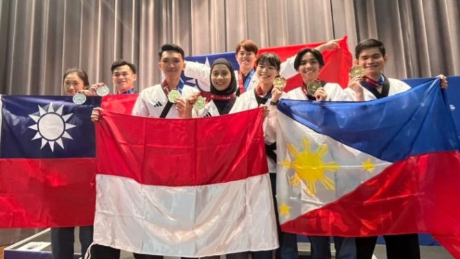 
 Bripda Johansen Angtolis bersama rekan-rekan atlet dari berbagai negara menunjukkan medali emas yang diraihnya di ajang World Police & Fire Games (WPFG) 2025 di Birmingham, Amerika Serikat. Foto: Istimewa 