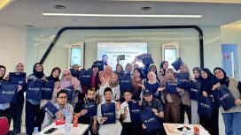 Para peserta pelatihan “Parfumpreneur: Peluang Emas di Bisnis Parfum” berpose bersama usai sesi pelatihan Indibiz Insight Telkom Regional 5 di Makassar, Senin, 30 Juni 2025. Foto: Dok. Telkom Regional 5 