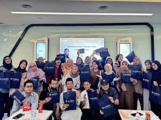 Para peserta pelatihan “Parfumpreneur: Peluang Emas di Bisnis Parfum” berpose bersama usai sesi pelatihan Indibiz Insight Telkom Regional 5 di Makassar, Senin, 30 Juni 2025. Foto: Dok. Telkom Regional 5 
