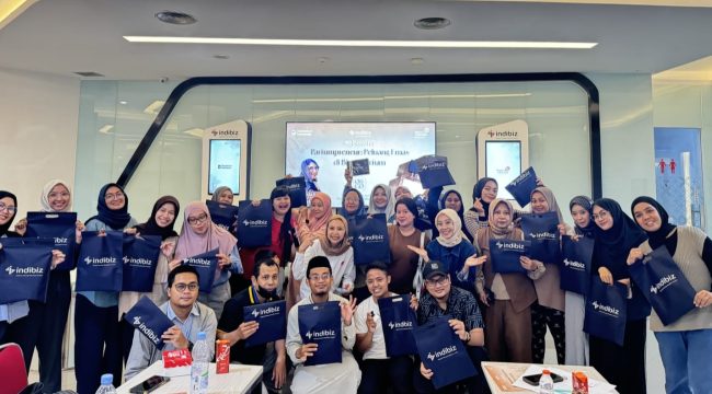 Para peserta pelatihan “Parfumpreneur: Peluang Emas di Bisnis Parfum” berpose bersama usai sesi pelatihan Indibiz Insight Telkom Regional 5 di Makassar, Senin, 30 Juni 2025. Foto: Dok. Telkom Regional 5 