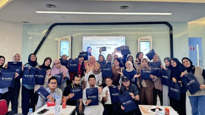 
 Para peserta pelatihan “Parfumpreneur: Peluang Emas di Bisnis Parfum” berpose bersama usai sesi pelatihan Indibiz Insight Telkom Regional 5 di Makassar, Senin, 30 Juni 2025. Foto: Dok. Telkom Regional 5 