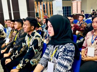 Para peserta yang dinyatakan lulus seleksi penerimaan anggota Polri 2025 di Polda Sulawesi Tengah, mengikuti sidang kelulusan akhir di Auditorium Universitas Tadulako, Palu. Foto: Dok. Polda Sulteng 