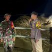 Petugas TNI dan Polri memantau proses normalisasi sungai di Desa Air Panas, Parigi Moutong, usai banjir melanda wilayah tersebut. Foto: Istimewa 