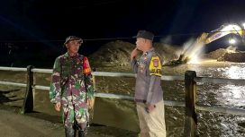Petugas TNI dan Polri memantau proses normalisasi sungai di Desa Air Panas, Parigi Moutong, usai banjir melanda wilayah tersebut. Foto: Istimewa 