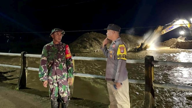 
 Petugas TNI dan Polri memantau proses normalisasi sungai di Desa Air Panas, Parigi Moutong, usai banjir melanda wilayah tersebut. Foto: Istimewa 
