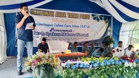 Bupati Parigi Moutong, Erwin Burase, menyampaikan pesan motivasi kepada anak-anak yatim piatu dalam kegiatan santunan yang digelar masyarakat Desa Beringin Jaya, Kecamatan Bolano Lambunu, Minggu 13 Juli 2025. Foto: Diskominfo Parimo
