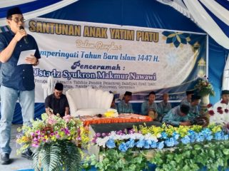 Bupati Parigi Moutong, Erwin Burase, menyampaikan pesan motivasi kepada anak-anak yatim piatu dalam kegiatan santunan yang digelar masyarakat Desa Beringin Jaya, Kecamatan Bolano Lambunu, Minggu 13 Juli 2025. Foto: Diskominfo Parimo