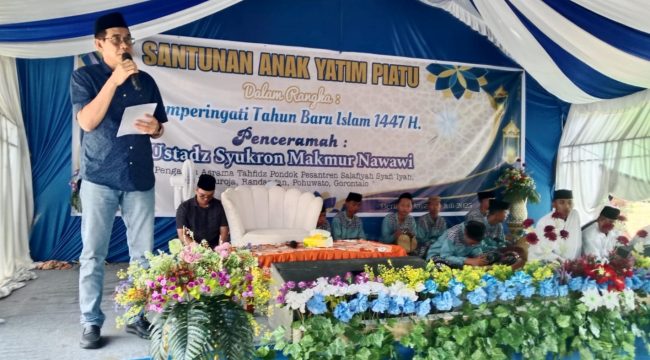 Bupati Parigi Moutong, Erwin Burase, menyampaikan pesan motivasi kepada anak-anak yatim piatu dalam kegiatan santunan yang digelar masyarakat Desa Beringin Jaya, Kecamatan Bolano Lambunu, Minggu 13 Juli 2025. Foto: Diskominfo Parimo