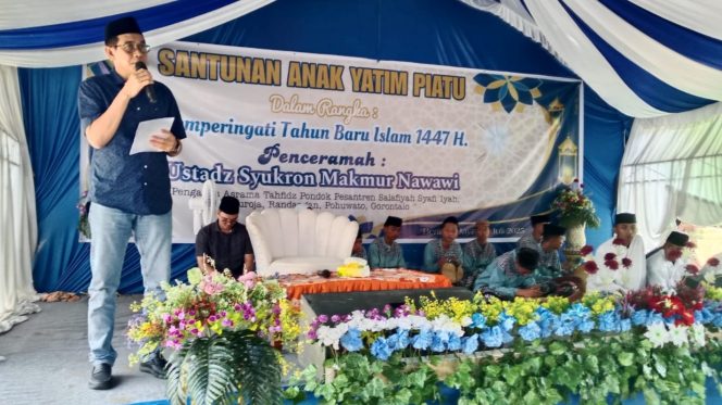 
 Bupati Parigi Moutong, Erwin Burase, menyampaikan pesan motivasi kepada anak-anak yatim piatu dalam kegiatan santunan yang digelar masyarakat Desa Beringin Jaya, Kecamatan Bolano Lambunu, Minggu 13 Juli 2025. Foto: Diskominfo Parimo