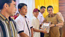 Bupati Parigi Moutong, Erwin Burase, menyerahkan akta dan SK badan hukum kepada perwakilan Koperasi Merah Putih secara simbolis. Foto: Diskominfo Parimo 