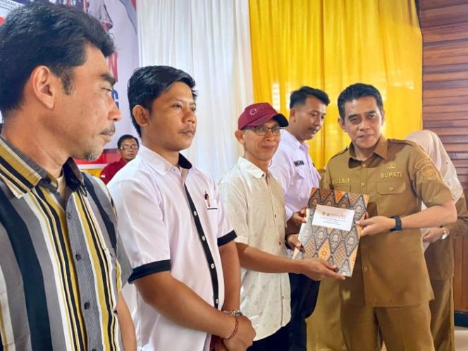 
 Bupati Parigi Moutong, Erwin Burase, menyerahkan akta dan SK badan hukum kepada perwakilan Koperasi Merah Putih secara simbolis. Foto: Diskominfo Parimo 