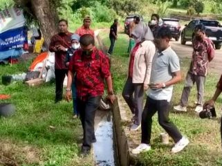 Wakil Bupati Parigi Moutong, Abdul Sahid, meninjau saluran pembuangan di sekitar TPA Jononunu didampingi sejumlah pejabat teknis, Kamis, 4 Juli 2025. Foto: Diskominfo Parimo