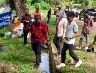 Wakil Bupati Parigi Moutong, Abdul Sahid, meninjau saluran pembuangan di sekitar TPA Jononunu didampingi sejumlah pejabat teknis, Kamis, 4 Juli 2025. Foto: Diskominfo Parimo