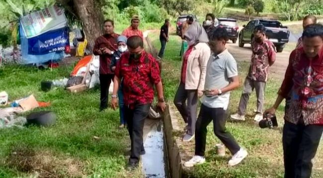 Wakil Bupati Parigi Moutong, Abdul Sahid, meninjau saluran pembuangan di sekitar TPA Jononunu didampingi sejumlah pejabat teknis, Kamis, 4 Juli 2025. Foto: Diskominfo Parimo