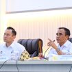 Gubernur Sulawesi Tengah Anwar Hafid menyampaikan usulan proyek irigasi strategis kepada Menko Bidang Infrastruktur dan Pembangunan Wilayah Agus Harimurti Yudhoyono dalam pertemuan di Kantor Gubernur, Rabu, 9 Juli 2025. Foto: Tim Media Gubernur Sulteng