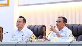 Gubernur Sulawesi Tengah Anwar Hafid menyampaikan usulan proyek irigasi strategis kepada Menko Bidang Infrastruktur dan Pembangunan Wilayah Agus Harimurti Yudhoyono dalam pertemuan di Kantor Gubernur, Rabu, 9 Juli 2025. Foto: Tim Media Gubernur Sulteng