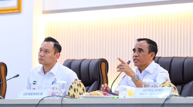 Gubernur Sulawesi Tengah Anwar Hafid menyampaikan usulan proyek irigasi strategis kepada Menko Bidang Infrastruktur dan Pembangunan Wilayah Agus Harimurti Yudhoyono dalam pertemuan di Kantor Gubernur, Rabu, 9 Juli 2025. Foto: Tim Media Gubernur Sulteng