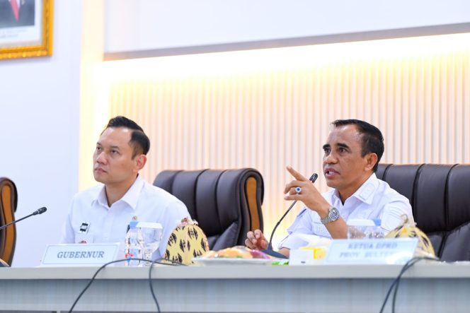
 Gubernur Sulawesi Tengah Anwar Hafid menyampaikan usulan proyek irigasi strategis kepada Menko Bidang Infrastruktur dan Pembangunan Wilayah Agus Harimurti Yudhoyono dalam pertemuan di Kantor Gubernur, Rabu, 9 Juli 2025. Foto: Tim Media Gubernur Sulteng