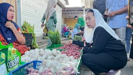 Wakil Wali Kota Palu, Imelda Liliana Muhidin, meninjau harga bawang saat sidak bahan pokok di Pasar Masomba, Jumat pagi, 25 Juli 2025. Foto: Pemkot Palu