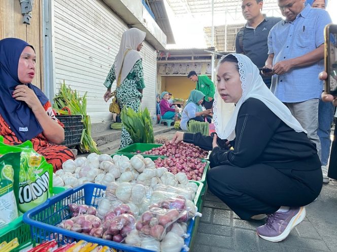 
 Wakil Wali Kota Palu, Imelda Liliana Muhidin, meninjau harga bawang saat sidak bahan pokok di Pasar Masomba, Jumat pagi, 25 Juli 2025. Foto: Pemkot Palu