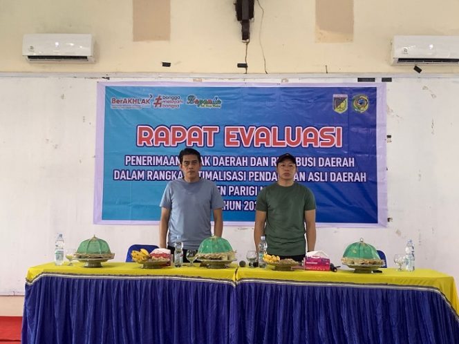 
 Bupati Parigi Moutong, Erwin Burase, memimpin rapat evaluasi PAD dan retribusi daerah bersama perangkat daerah di Aula Bappelitbangda, Kamis, 25 Juli 2025. Foto: Diskominfo Parimo
