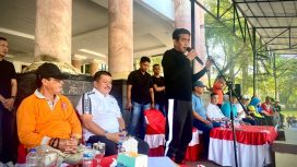 Bupati Parigi Moutong, Erwin Burase, menyampaikan arahan saat memimpin Apel Bersama ASN di halaman Kantor Bupati, Jumat pagi, 25 Juli 2025. Foto: Diskominfo Parimo