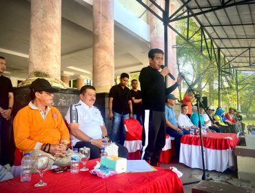 Bupati Parigi Moutong, Erwin Burase, menyampaikan arahan saat memimpin Apel Bersama ASN di halaman Kantor Bupati, Jumat pagi, 25 Juli 2025. Foto: Diskominfo Parimo