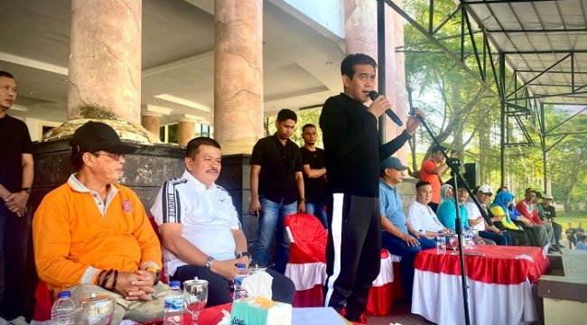 Bupati Parigi Moutong, Erwin Burase, menyampaikan arahan saat memimpin Apel Bersama ASN di halaman Kantor Bupati, Jumat pagi, 25 Juli 2025. Foto: Diskominfo Parimo