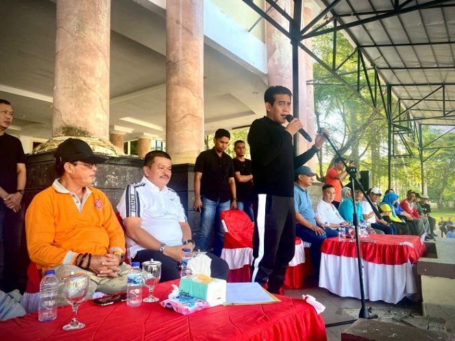 
 Bupati Parigi Moutong, Erwin Burase, menyampaikan arahan saat memimpin Apel Bersama ASN di halaman Kantor Bupati, Jumat pagi, 25 Juli 2025. Foto: Diskominfo Parimo
