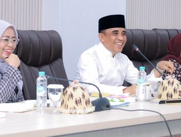 Gubernur Sulawesi Tengah, Anwar Hafid, memimpin rapat bersama jajaran Pemprov di ruang Polibu, sambil mensosialisasikan kebijakan seragam putih dan kopiah bagi ASN setiap Jumat. Foto: Humas Pemprov Sulteng