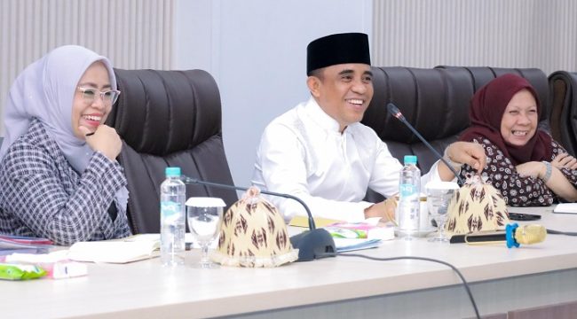 Gubernur Sulawesi Tengah, Anwar Hafid, memimpin rapat bersama jajaran Pemprov di ruang Polibu, sambil mensosialisasikan kebijakan seragam putih dan kopiah bagi ASN setiap Jumat. Foto: Humas Pemprov Sulteng