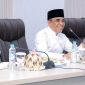 Gubernur Sulawesi Tengah, Anwar Hafid, memimpin rapat bersama jajaran Pemprov di ruang Polibu, sambil mensosialisasikan kebijakan seragam putih dan kopiah bagi ASN setiap Jumat. Foto: Humas Pemprov Sulteng