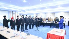 Gubernur Sulawesi Tengah, Anwar Hafid, menyerahkan SK pelantikan kepada salah satu komisioner KPID di Ruang Polibu, Palu, Senin, 4 Agustus 2025. Foto: Dok. Pemprov Sulteng 