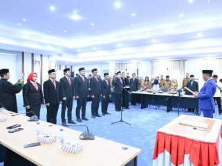 Gubernur Sulawesi Tengah, Anwar Hafid, menyerahkan SK pelantikan kepada salah satu komisioner KPID di Ruang Polibu, Palu, Senin, 4 Agustus 2025. Foto: Dok. Pemprov Sulteng 