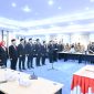 Gubernur Sulawesi Tengah, Anwar Hafid, menyerahkan SK pelantikan kepada salah satu komisioner KPID di Ruang Polibu, Palu, Senin, 4 Agustus 2025. Foto: Dok. Pemprov Sulteng 