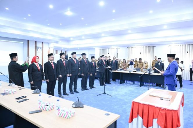
 Gubernur Sulawesi Tengah, Anwar Hafid, menyerahkan SK pelantikan kepada salah satu komisioner KPID di Ruang Polibu, Palu, Senin, 4 Agustus 2025. Foto: Dok. Pemprov Sulteng 
