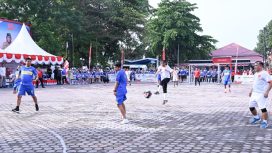 Gubernur Sulteng Anwar Hafid menendang bola pada laga pembuka Sepak Bola Dangdut Nambaso di Lapangan Pogombo, Palu. Foto: Dok. Tim Media Gubernur Sulteng 
