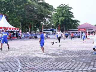 Gubernur Sulteng Anwar Hafid menendang bola pada laga pembuka Sepak Bola Dangdut Nambaso di Lapangan Pogombo, Palu. Foto: Dok. Tim Media Gubernur Sulteng 

