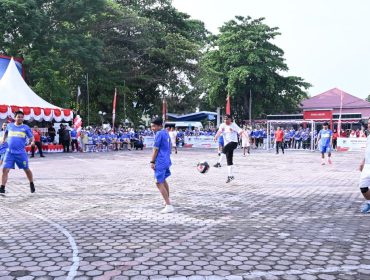 Gubernur Sulteng Anwar Hafid menendang bola pada laga pembuka Sepak Bola Dangdut Nambaso di Lapangan Pogombo, Palu. Foto: Dok. Tim Media Gubernur Sulteng 

