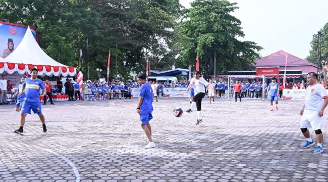 Gubernur Sulteng Anwar Hafid menendang bola pada laga pembuka Sepak Bola Dangdut Nambaso di Lapangan Pogombo, Palu. Foto: Dok. Tim Media Gubernur Sulteng 
