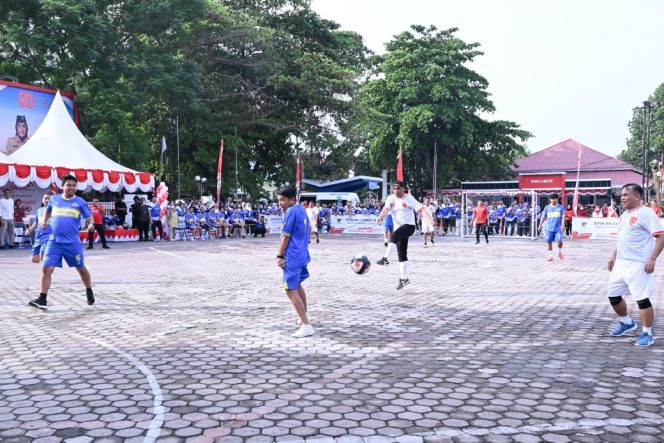 
 Gubernur Sulteng Anwar Hafid menendang bola pada laga pembuka Sepak Bola Dangdut Nambaso di Lapangan Pogombo, Palu. Foto: Dok. Tim Media Gubernur Sulteng 
