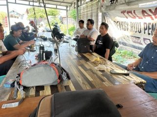 Komite Keselamatan Jurnalis Sulawesi Tengah saat berkonsolidasi di Roemah Jurnalis, Kamis (14/8/2025). Foto: KKJ Sulteng
