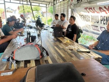 Komite Keselamatan Jurnalis Sulawesi Tengah saat berkonsolidasi di Roemah Jurnalis, Kamis (14/8/2025). Foto: KKJ Sulteng