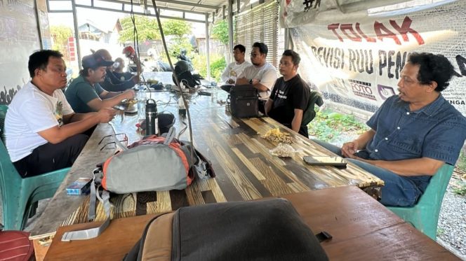 
 Komite Keselamatan Jurnalis Sulawesi Tengah saat berkonsolidasi di Roemah Jurnalis, Kamis (14/8/2025). Foto: KKJ Sulteng